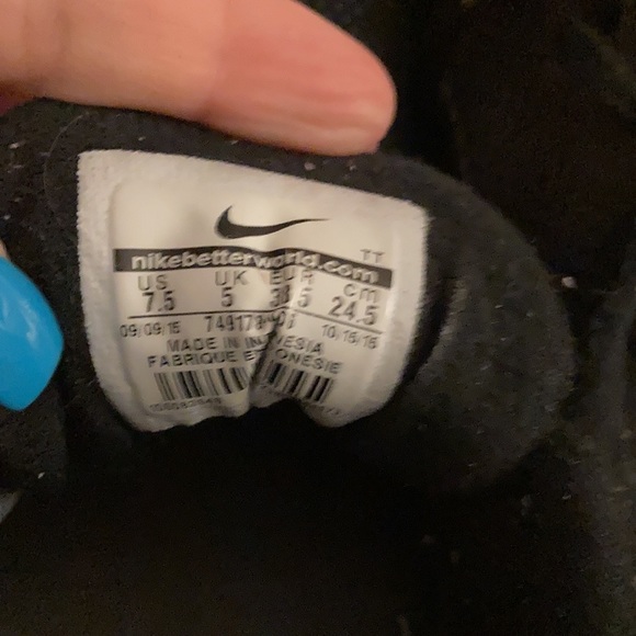 Nike Black Sneskers - Picture 3 of 3